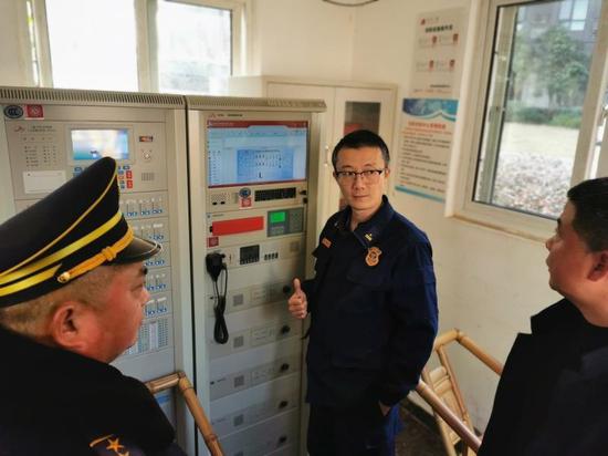 節(jié)前消防檢查如何進(jìn)行 爬四米多高看消防水池有沒(méi)有水