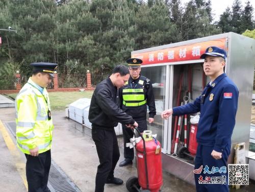省交通運(yùn)輸執(zhí)法局六支隊(duì)聯(lián)合崇仁縣消防救援大隊(duì)開(kāi)展服務(wù)區(qū)消防安全專項(xiàng)檢查 圖